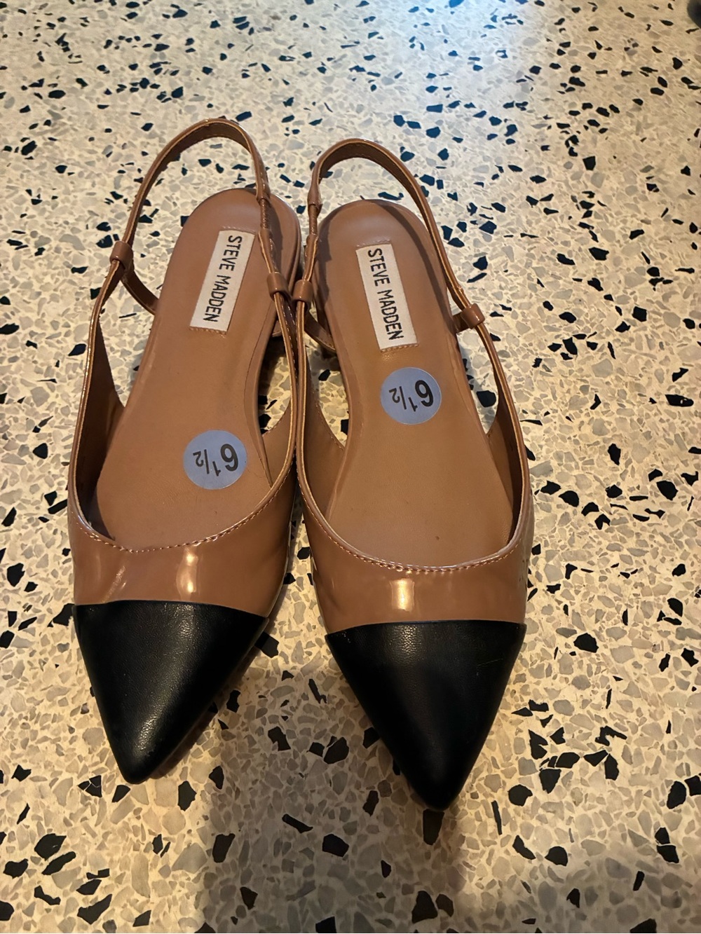 Steve Madden Two-Tone Pointed Slingback Flats in Black and Tan